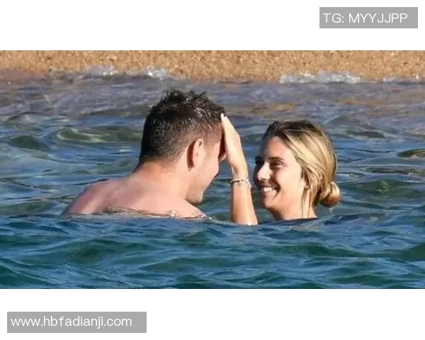 足球明星赛后甜蜜时刻与女友亲密拥抱感动全场观众 足球明星赛后甜蜜时刻与女友亲密拥抱感动全场观众